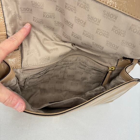 Michael Kors Beverly Oversized Clutch Shoulder Handbag Beige Patent Leather - Picture 5 of 14
